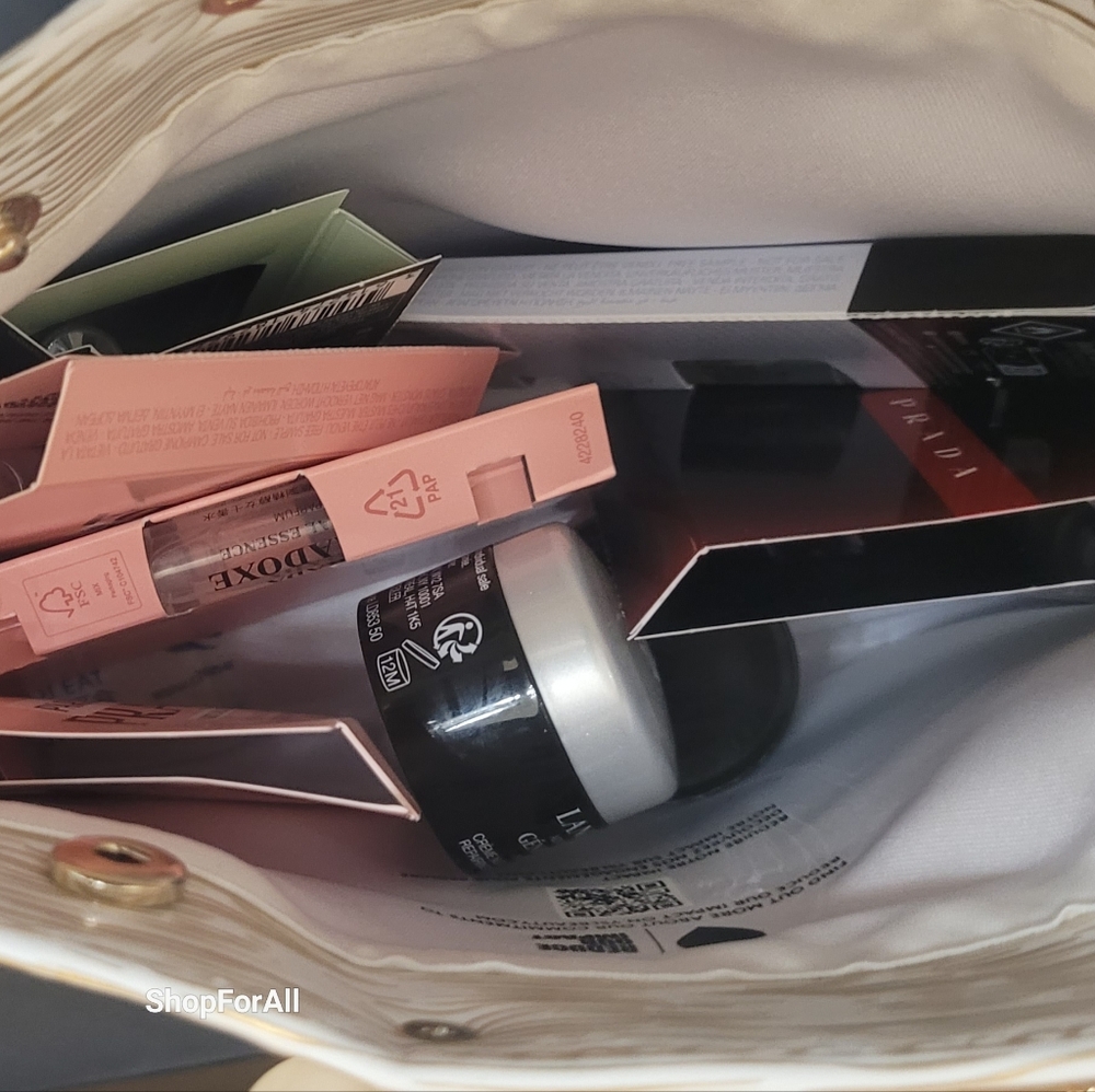 Yves Saint Laurent - Picture 11 of 16
